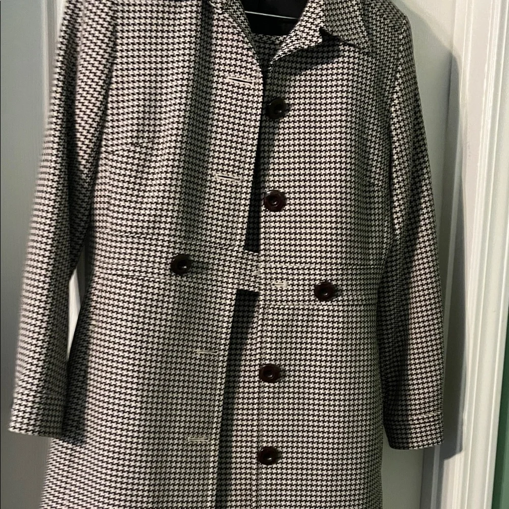 Stylish Houndstooth Coat, Skirt, and Pant Suit (3 Pieces), Size 8 - Picture 4 of 13